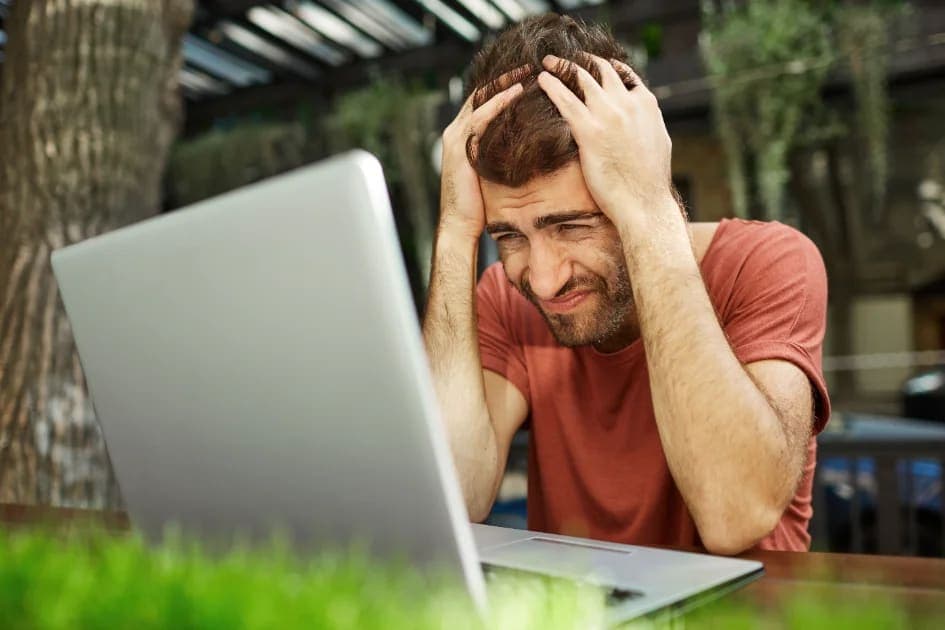 7 sinais de que seu notebook vai travar antes de parar de vez (e o que fazer em cada um)