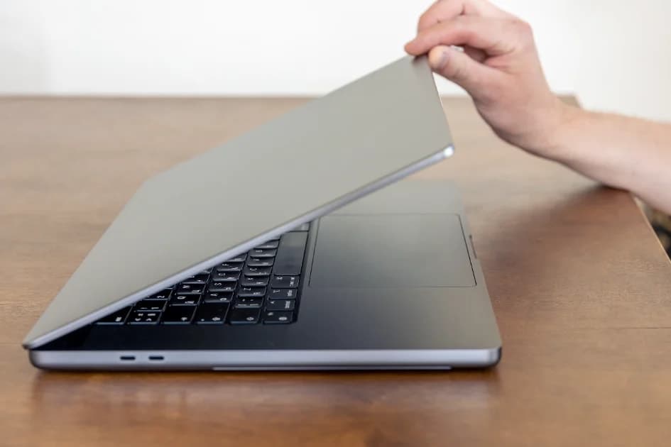 Como evitar que a carcaça do notebook quebre na dobradiça