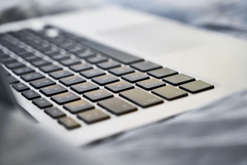 Teclado de notebook com defeito afeta o funcionamento da máquina